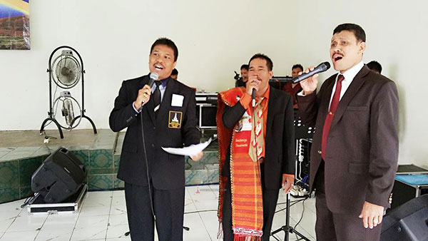 Kol. Nasib Simarmata, St. Luhut Simarmata dan Ir. Budianson Halihi Nabisuk Simarmata (Sekretaris Bogor) saat menyanyikan lagu Mars Simataraja